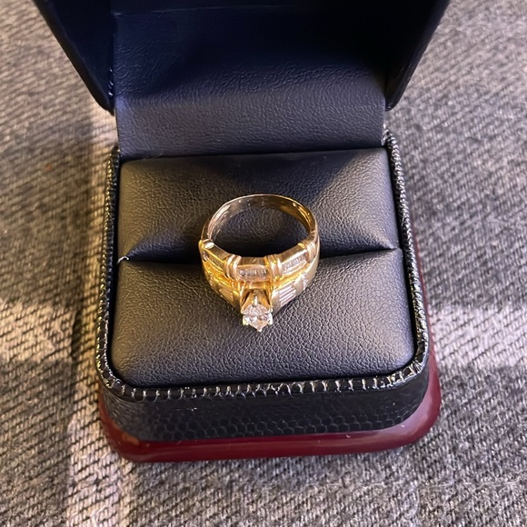 Gold and diamond engagement ring and wedding band - Picture 3 of 5